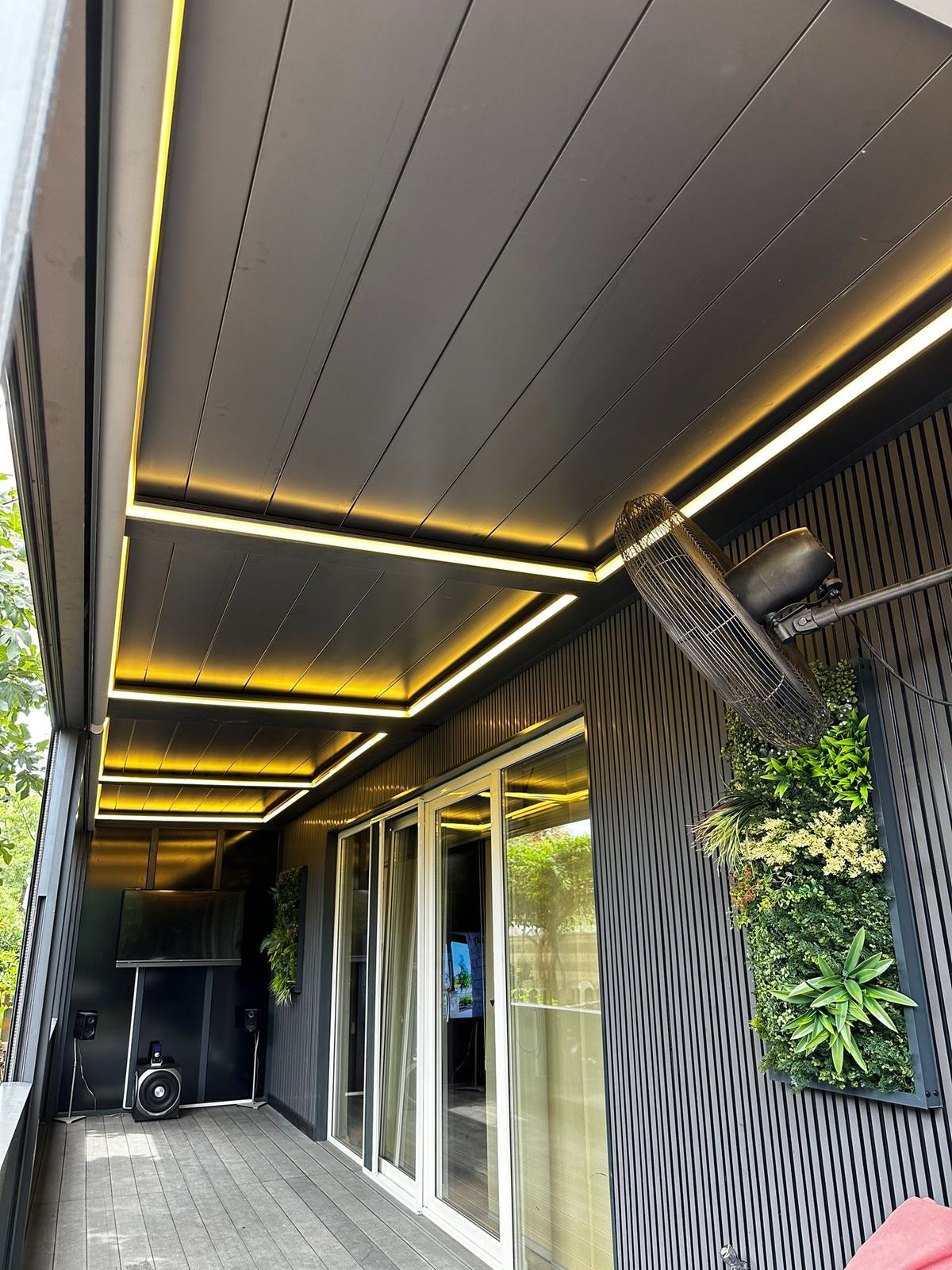Gizli LED aydınlatmalı pergola tavanı