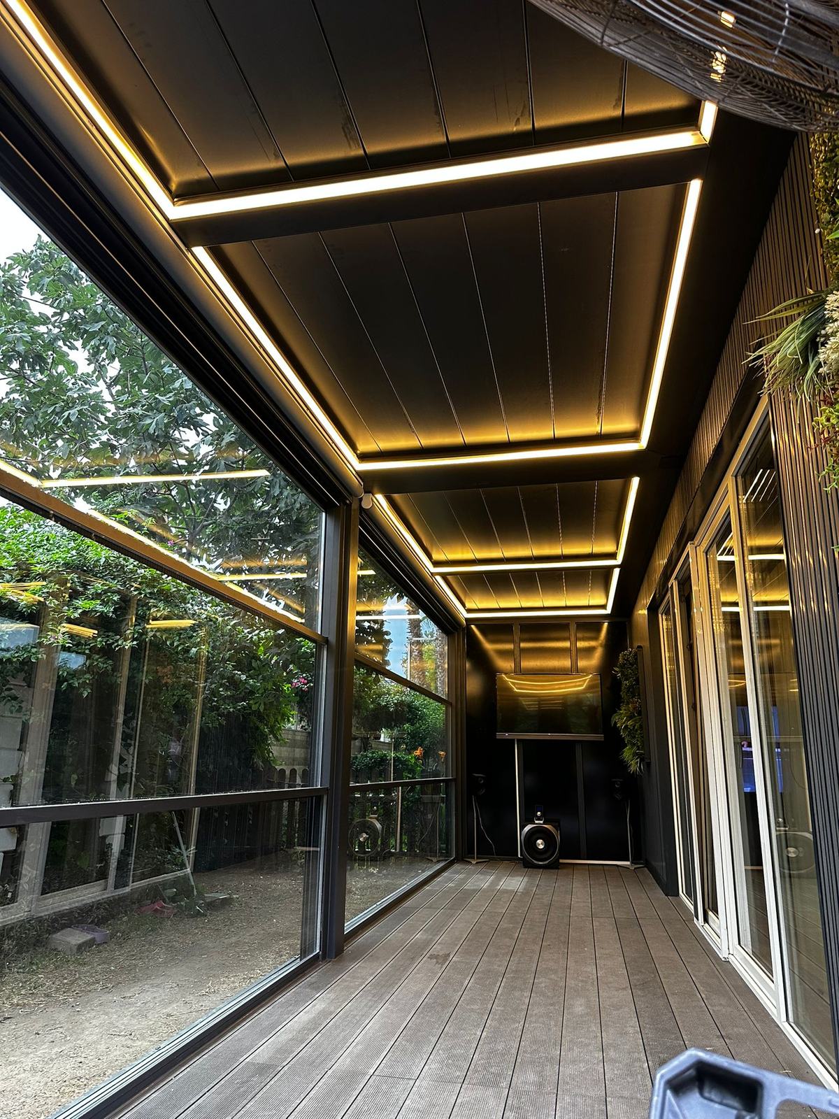 Bahçe yolunda LED aydınlatmalı pergola