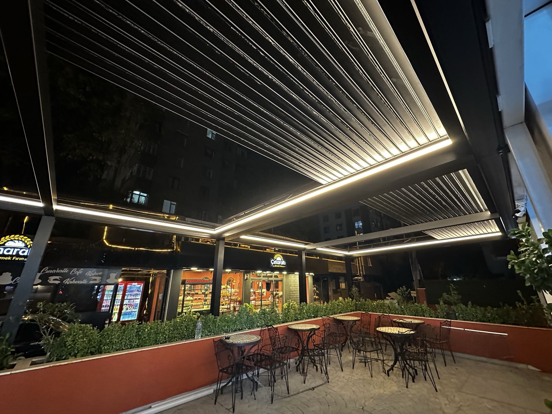 Gece gizli LED aydınlatmalı bioklimatik pergola