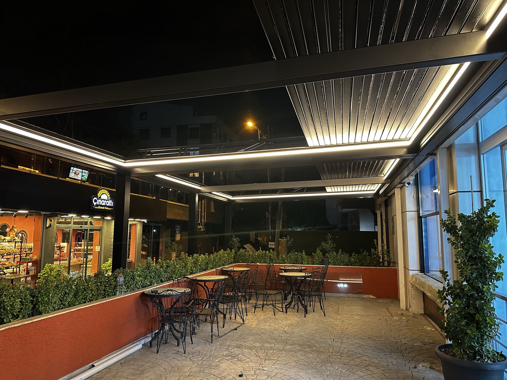 Gece aydınlatmalı bioklimatik pergola, kafe