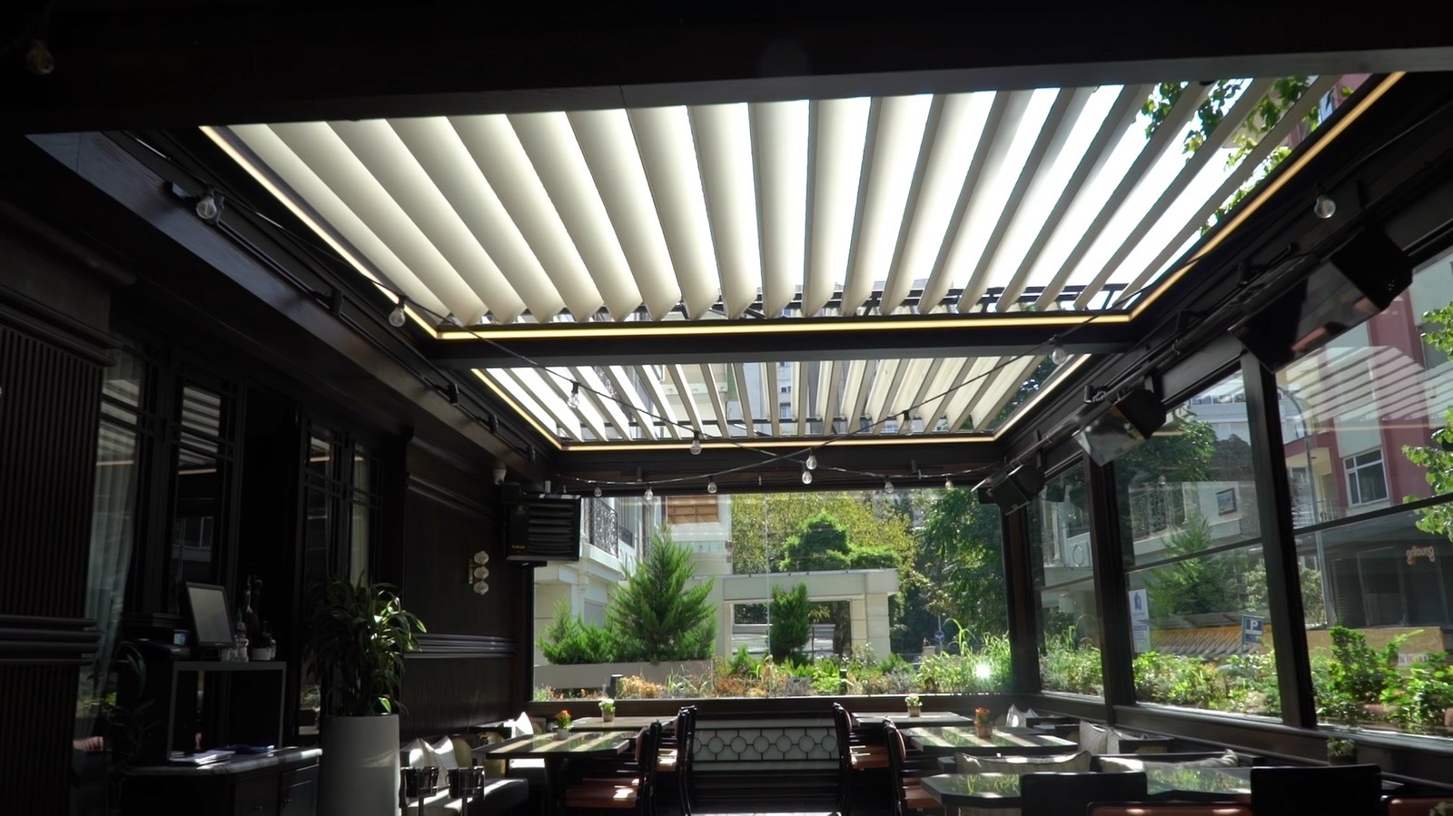 Bağdat Caddesi'nde restoran bahçesinde lamelli tavan