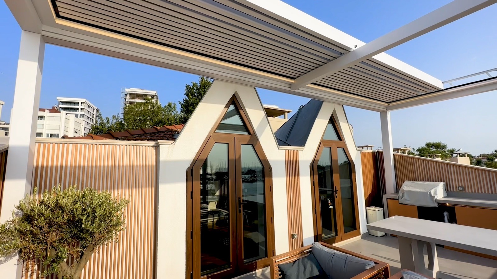 Fenerbahçe Kalamış'ta çatı terasında beyaz bioklimatik pergola