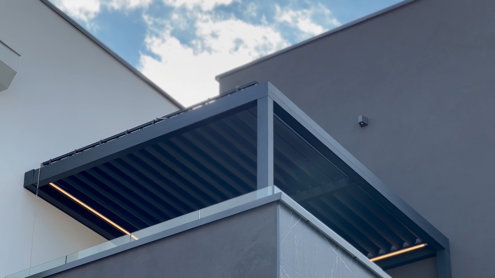 Sırbistan Slatina'da teras katında bioklimatik pergola