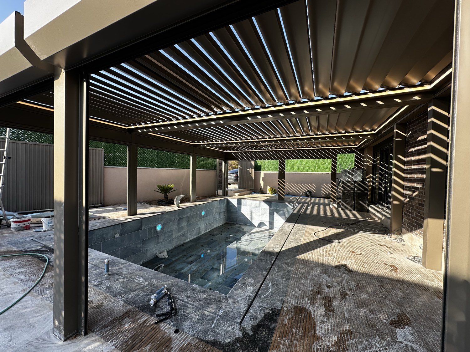 Havuz üstünde açık lamelli bioklimatik pergola